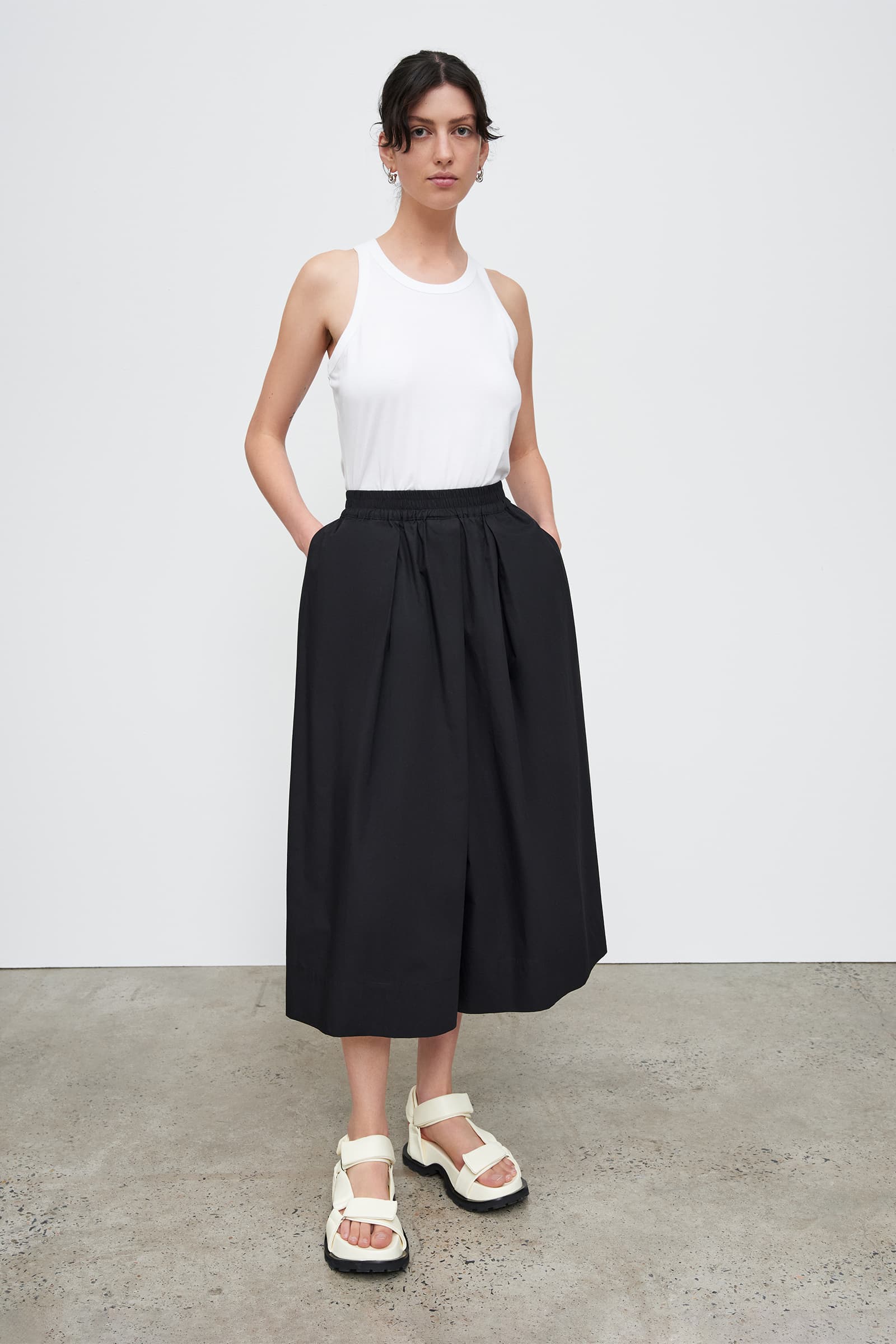 Black pleated 2024 culottes outfit